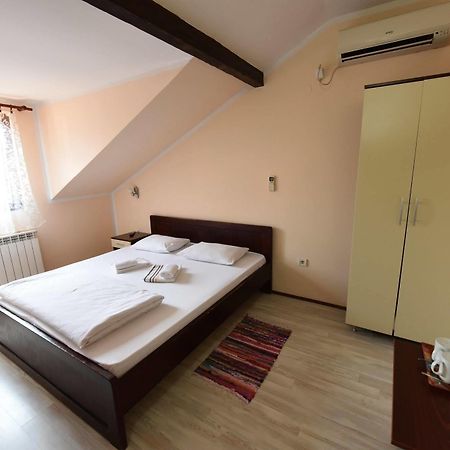 Hotel Prenociste Stojic Novi Sad Exterior foto