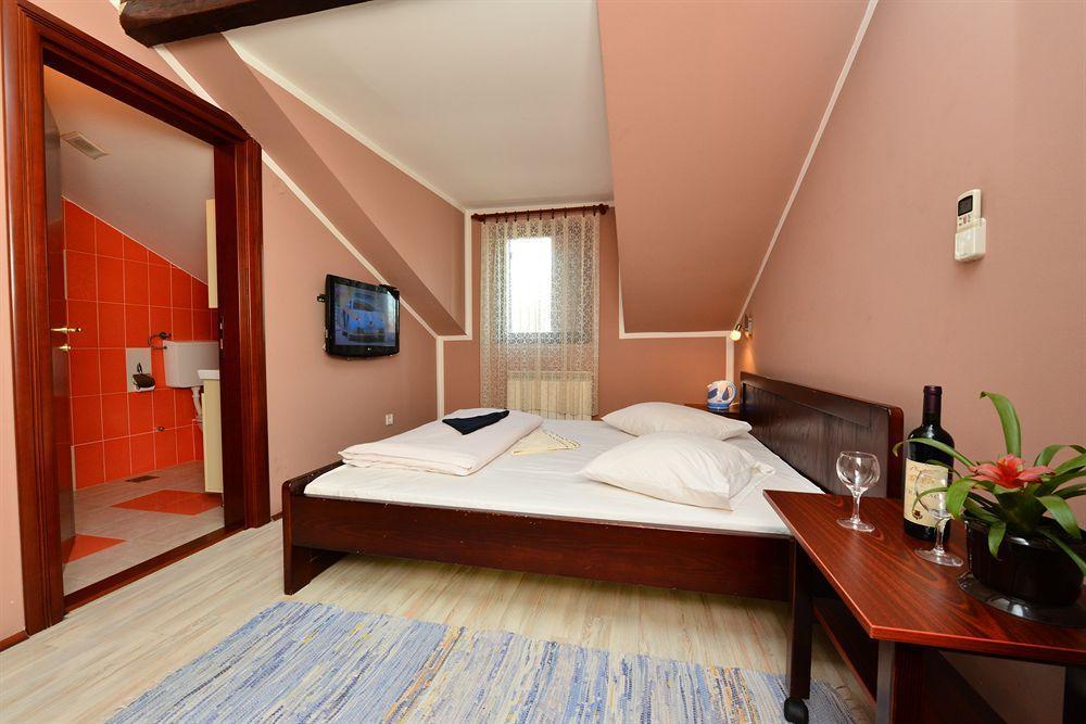 Hotel Prenociste Stojic Novi Sad Exterior foto