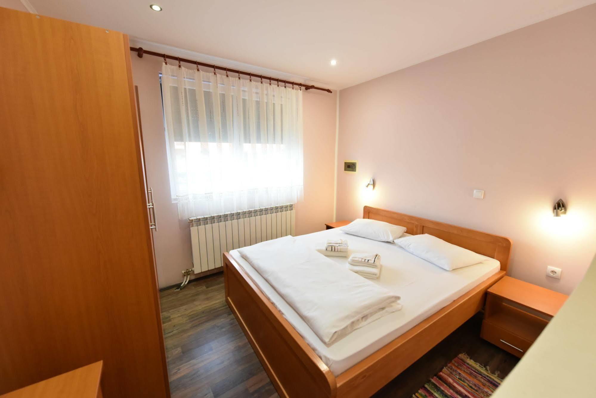 Hotel Prenociste Stojic Novi Sad Exterior foto