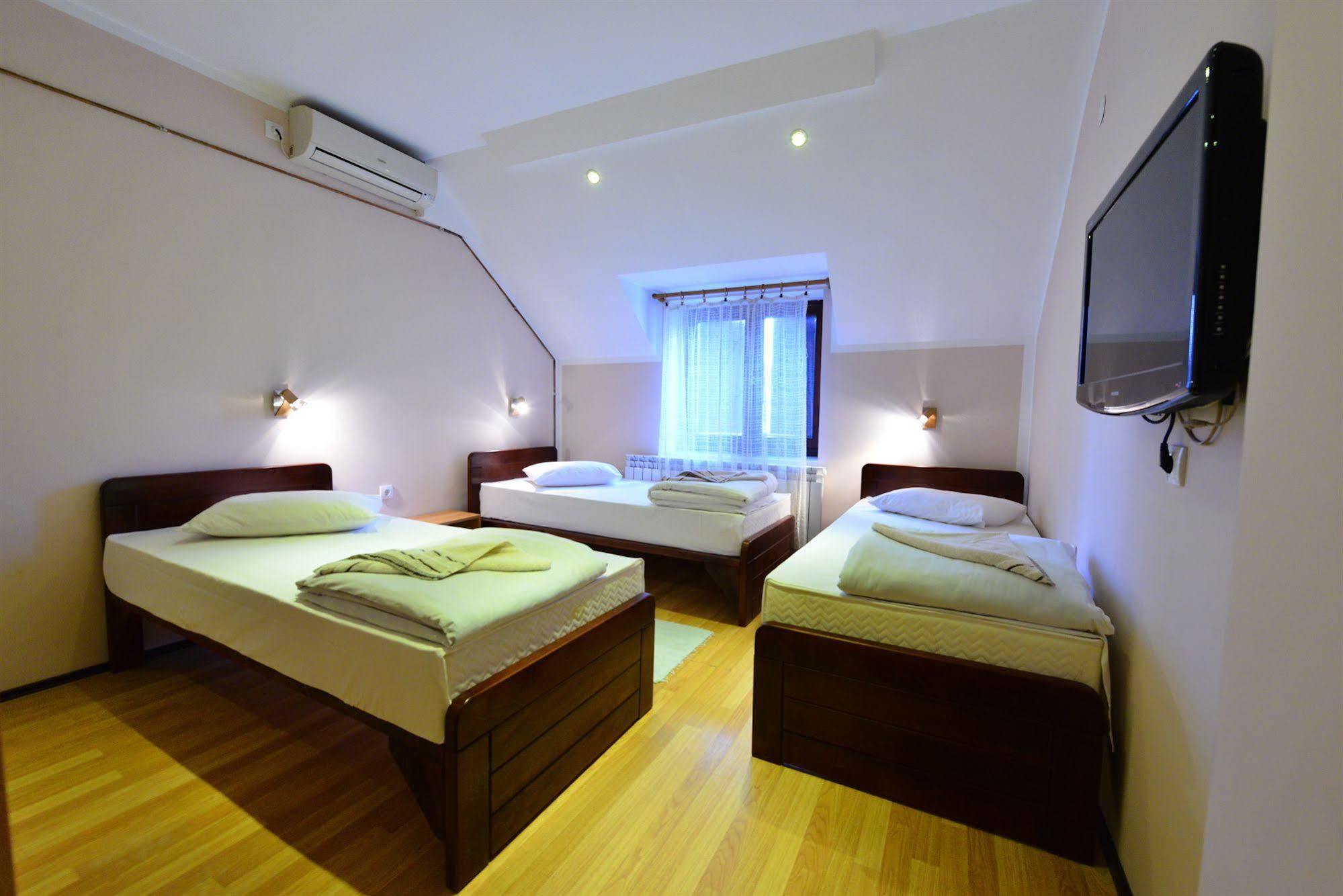 Hotel Prenociste Stojic Novi Sad Exterior foto