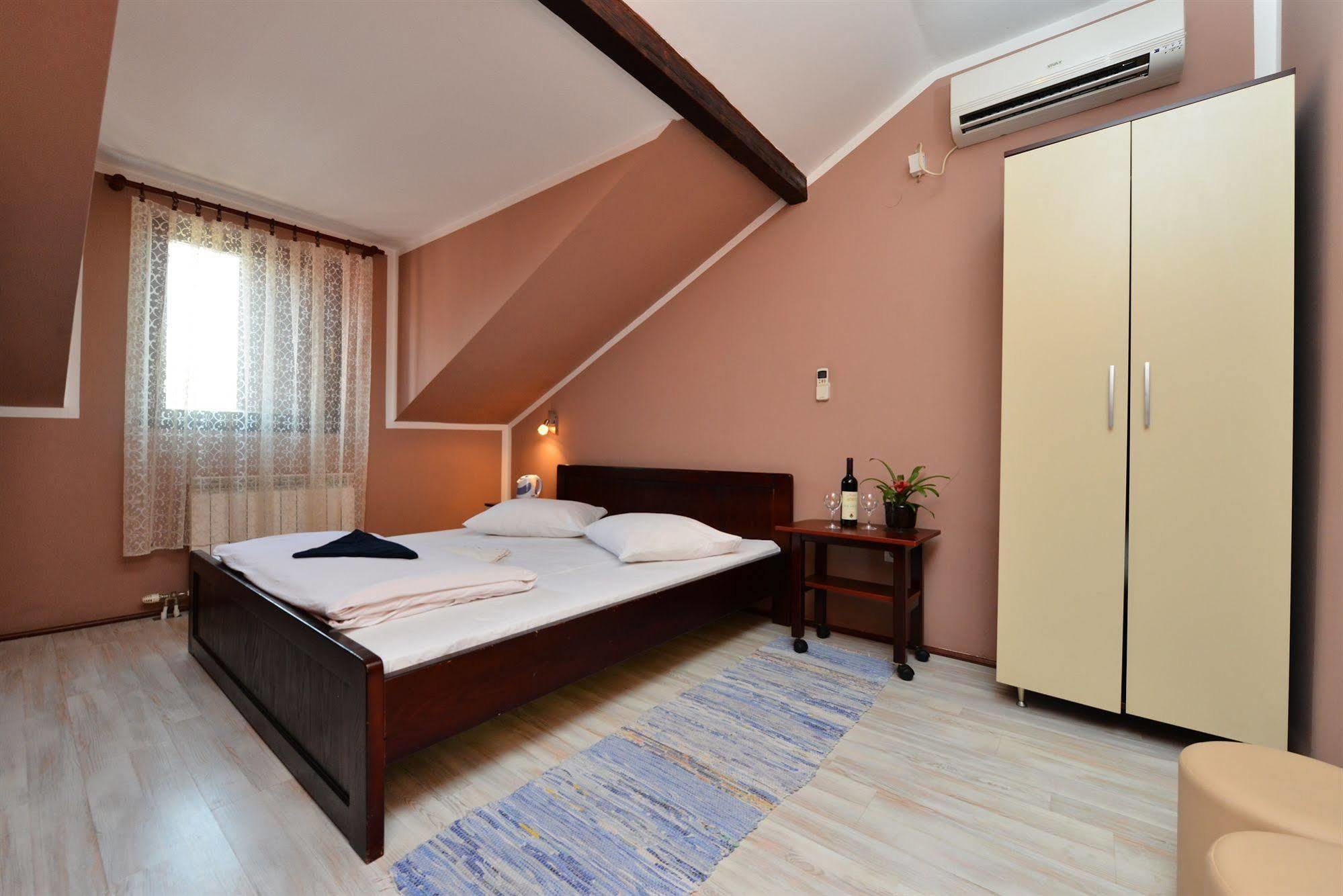 Hotel Prenociste Stojic Novi Sad Exterior foto