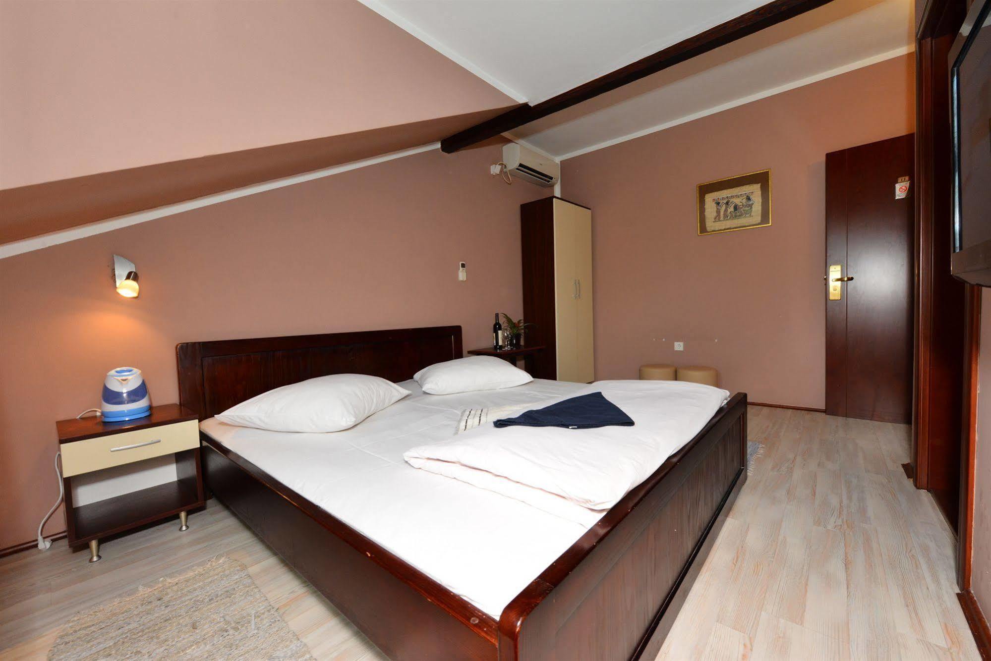 Hotel Prenociste Stojic Novi Sad Exterior foto