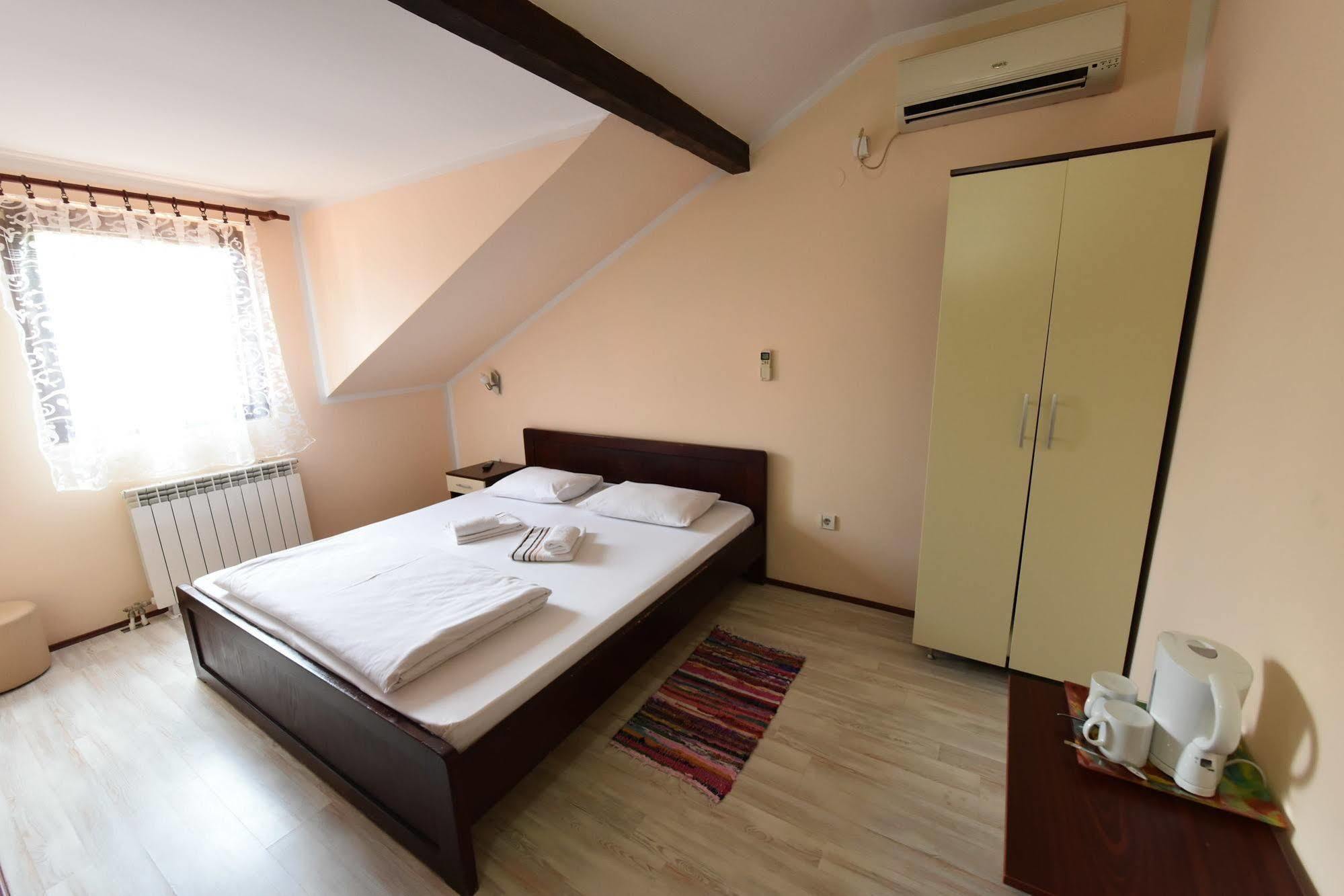 Hotel Prenociste Stojic Novi Sad Exterior foto